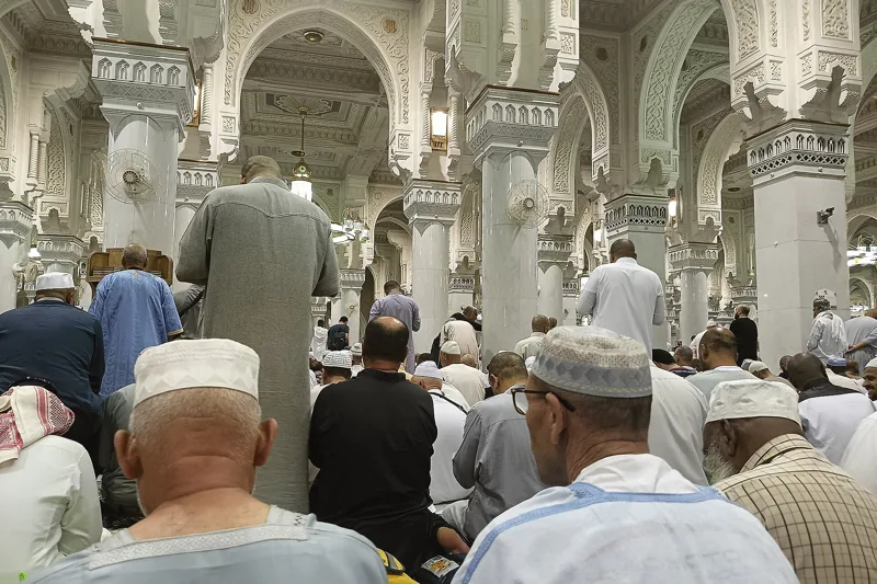 صفوف المصلين داخل المسجد الحرام