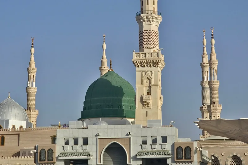 Pilgrims below the Green Dome