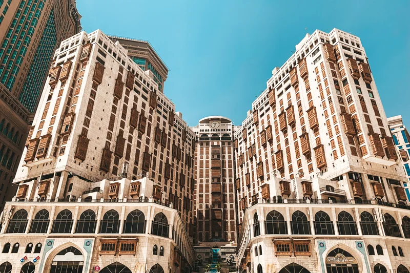 أبراج فندقية على بُعد خطوات قليلة من أبواب الحرم